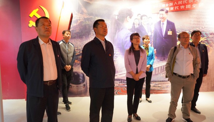 集團公司開展“不忘初心、牢記使命”主題黨日活動 <br/> — 參觀主題教育檔案文獻展