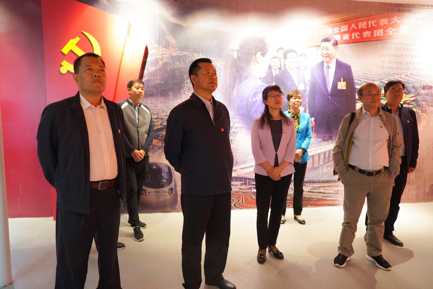 集團公司開展“不忘初心、牢記使命”主題黨日活動 <br/> — 參觀主題教育檔案文獻展